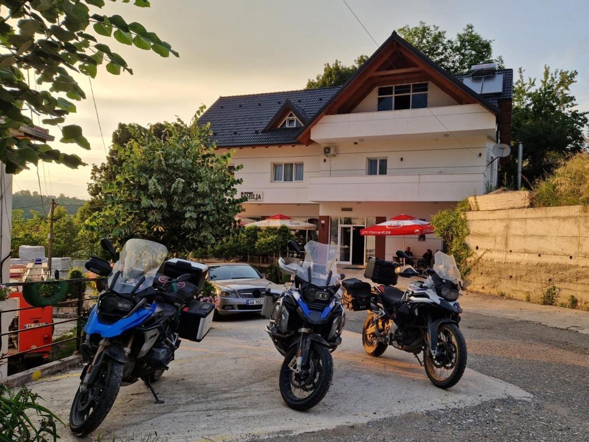Bar-Restaurant-Hotel-Familja Klos Ngoại thất bức ảnh