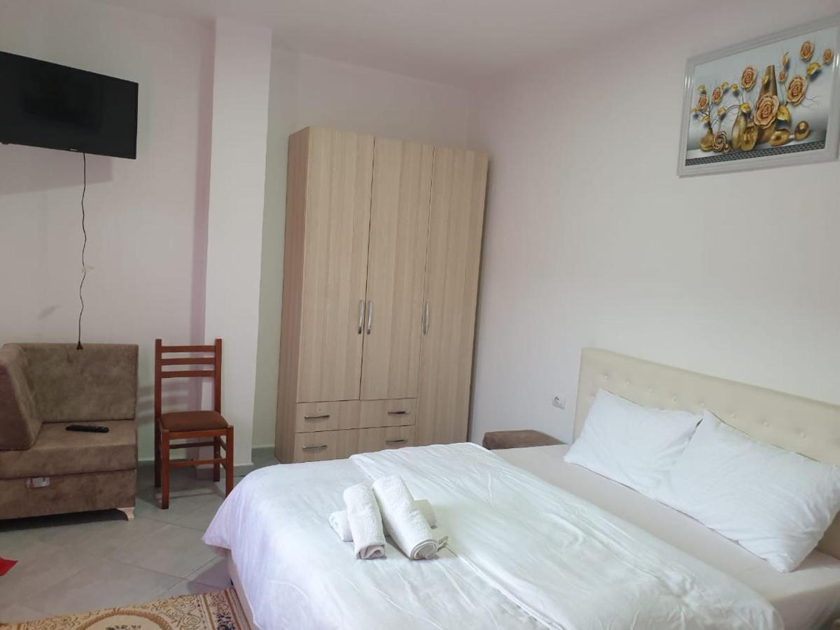Bar-Restaurant-Hotel-Familja Klos Ngoại thất bức ảnh