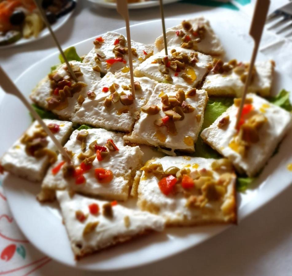 Bar-Restaurant-Hotel-Familja Klos Ngoại thất bức ảnh