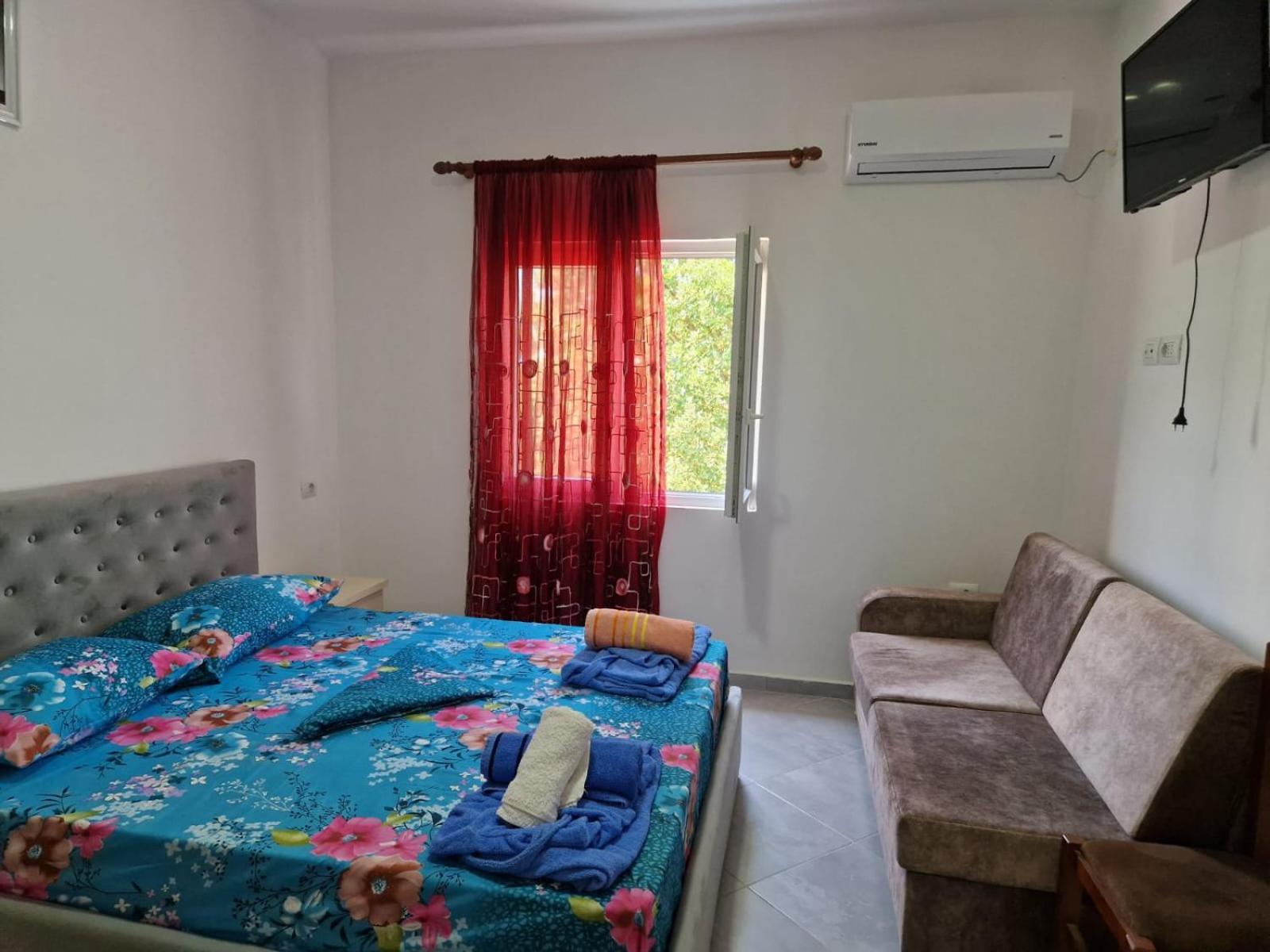 Bar-Restaurant-Hotel-Familja Klos Ngoại thất bức ảnh
