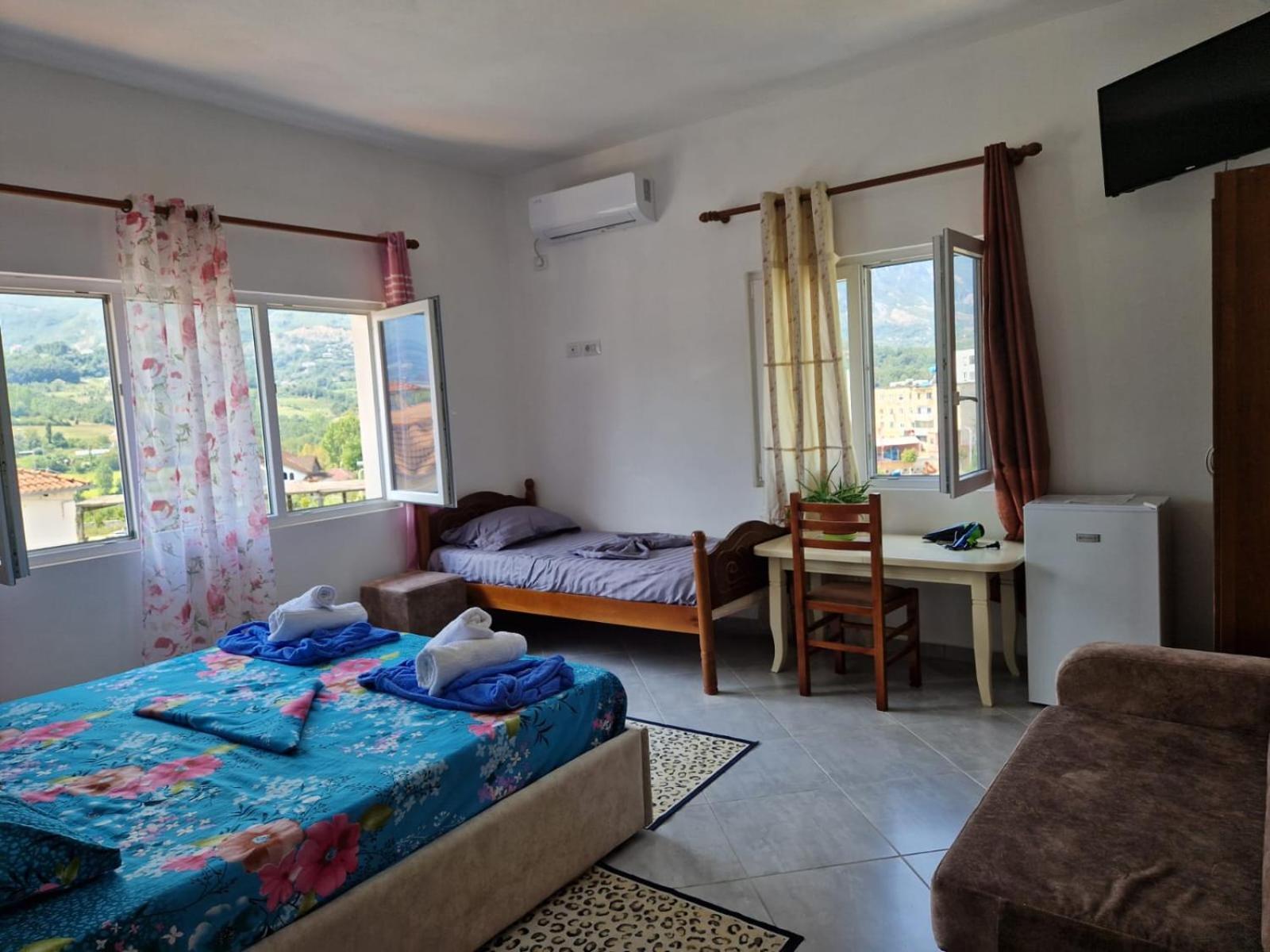 Bar-Restaurant-Hotel-Familja Klos Ngoại thất bức ảnh