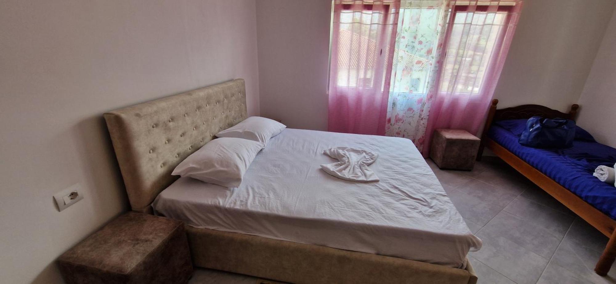 Bar-Restaurant-Hotel-Familja Klos Ngoại thất bức ảnh