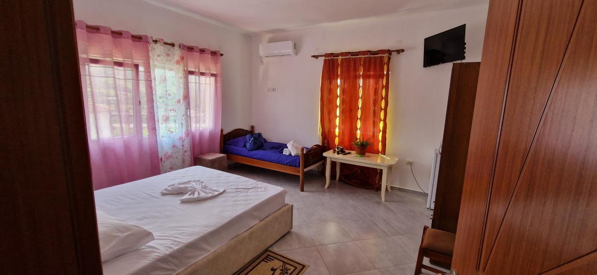 Bar-Restaurant-Hotel-Familja Klos Ngoại thất bức ảnh
