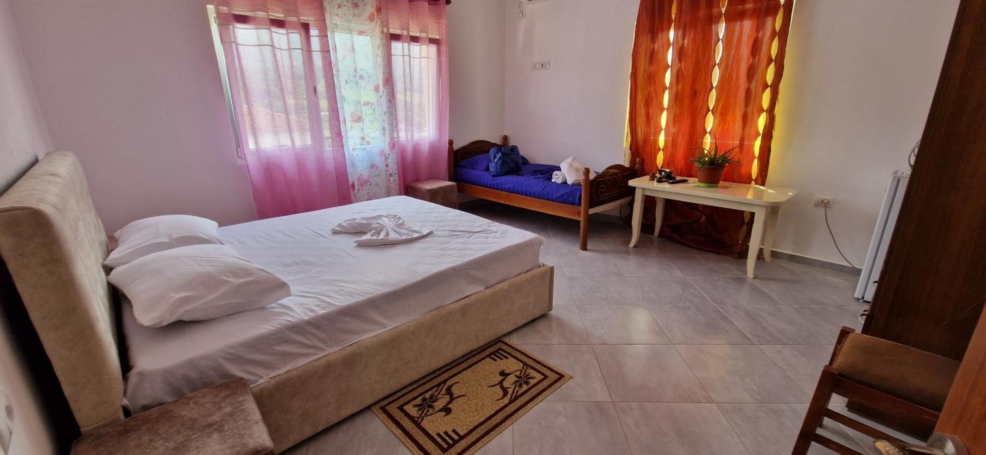Bar-Restaurant-Hotel-Familja Klos Ngoại thất bức ảnh