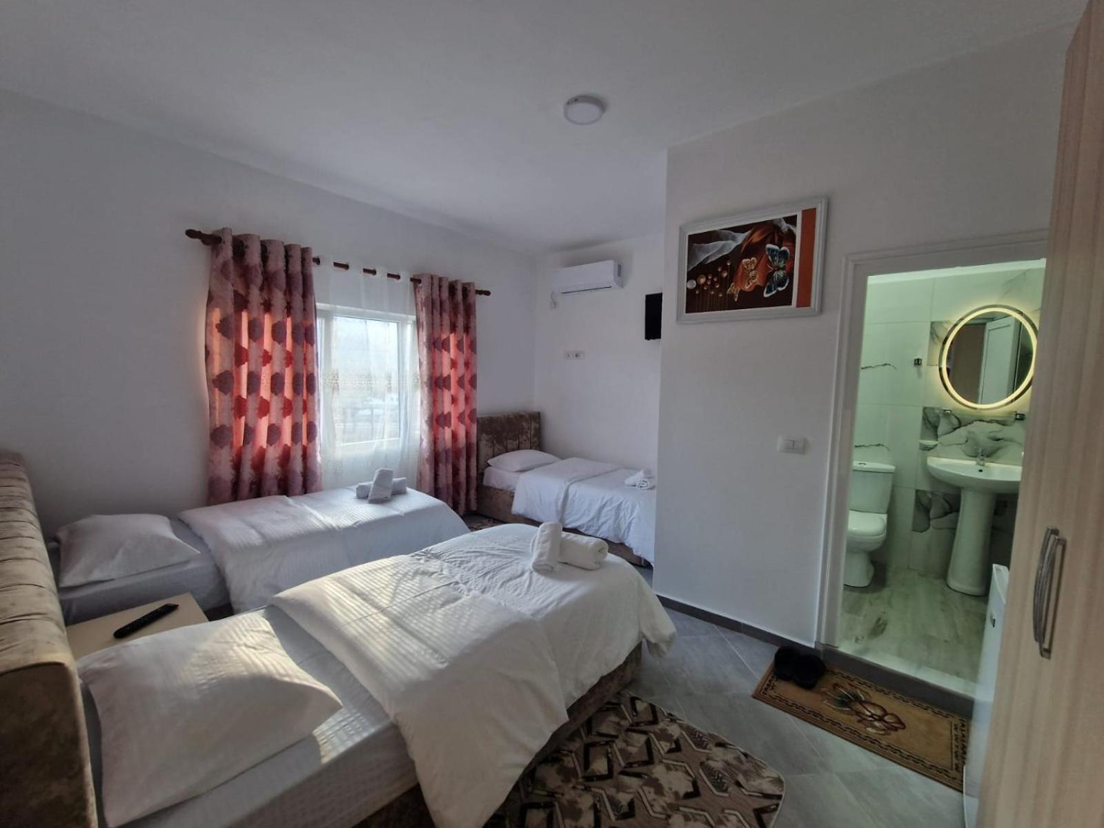 Bar-Restaurant-Hotel-Familja Klos Ngoại thất bức ảnh