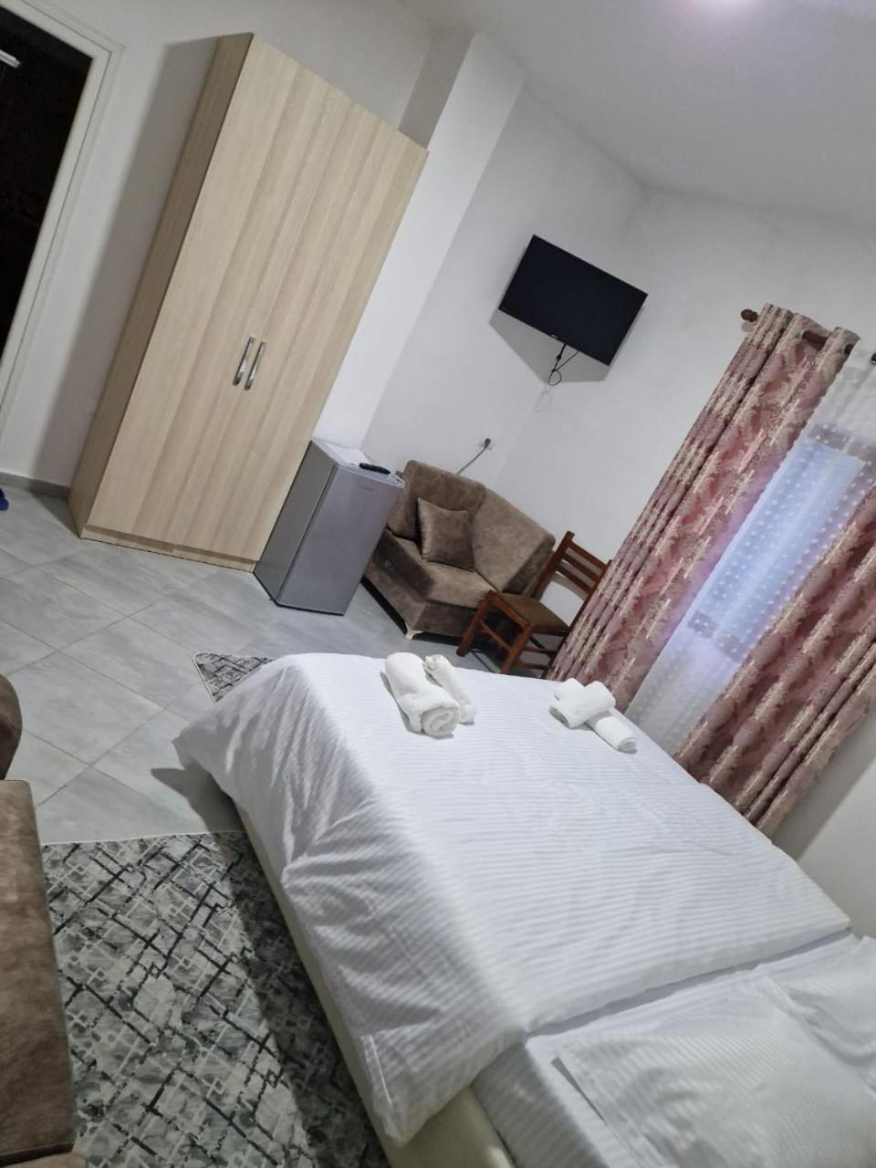 Bar-Restaurant-Hotel-Familja Klos Ngoại thất bức ảnh