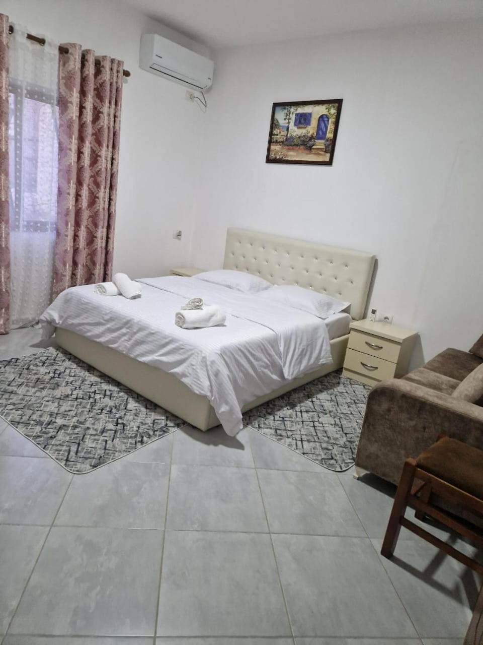 Bar-Restaurant-Hotel-Familja Klos Ngoại thất bức ảnh