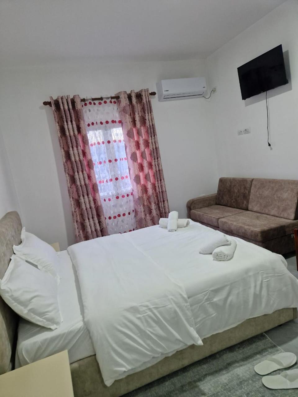 Bar-Restaurant-Hotel-Familja Klos Ngoại thất bức ảnh